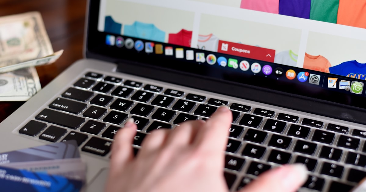 Ecommerce vs Marketplace: What's the Difference? cover image
